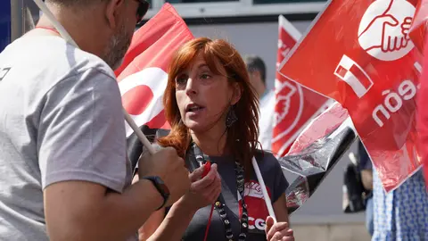 Concentración de los trabajadores de Teleperformance en Ponferrada contra el ERE presentado por la empresa. Foto: César Sánchez.