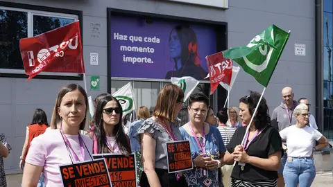 Concentración de los trabajadores de Teleperformance en Ponferrada contra el ERE presentado por la empresa. Foto: César Sánchez.