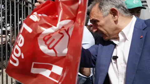 El secretario general del Partido Comunista de España, Enrique Santiago se concentra junto a los trabajadores de Teleperformance en protesta contra el ERE presentado por la empresa. Foto: César Sánchez.
