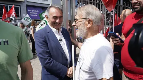El secretario general del Partido Comunista de España, Enrique Santiago se concentra junto a los trabajadores de Teleperformance en protesta contra el ERE presentado por la empresa. Foto: César Sánchez.