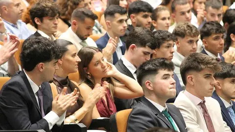 La Universidad de León gradúa a una nueva generación de educadores físicos comprometidos con una sociedad más activa, saludable y humana. Fotos: ULE