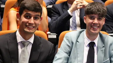 La Universidad de León gradúa a una nueva generación de educadores físicos comprometidos con una sociedad más activa, saludable y humana. Fotos: ULE