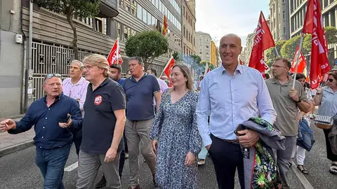 Dos millares de personas recorren León para mostrar su rechazo al cierre de la planta de Azucarera de La Bañeza. (Foto: Ayto León)