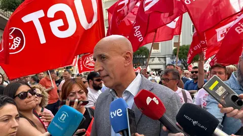 Dos millares de personas recorren León para mostrar su rechazo al cierre de la planta de Azucarera de La Bañeza. (Foto: Ayto León)