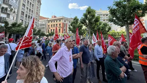 Dos millares de personas recorren León para mostrar su rechazo al cierre de la planta de Azucarera de La Bañeza. (Foto: Ayto León)