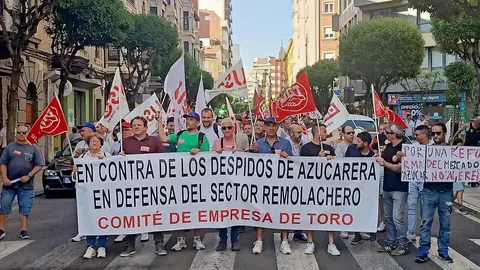 Dos millares de personas recorren León para mostrar su rechazo al cierre de la planta de Azucarera de La Bañeza. (Foto: Peio García)