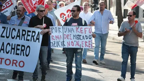 Dos millares de personas recorren León para mostrar su rechazo al cierre de la planta de Azucarera de La Bañeza. (Foto: Peio García)