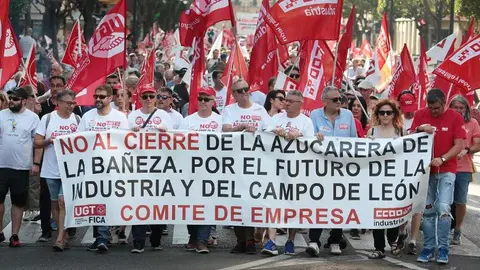 Dos millares de personas recorren León para mostrar su rechazo al cierre de la planta de Azucarera de La Bañeza. (Foto: Peio García)