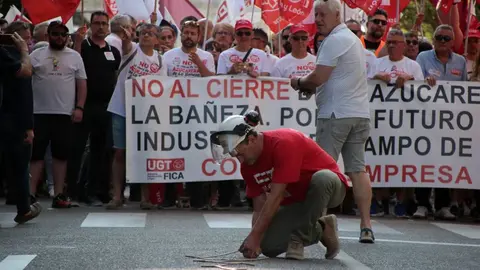Dos millares de personas recorren León para mostrar su rechazo al cierre de la planta de Azucarera de La Bañeza. (Foto: Peio García)