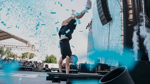 La explanada del Palacio de Exposiciones se desbordó en una maratoniana jornada de música urbana y electrónica que convirtió la ciudad en el epicentro del ocio juvenil. La locura continúa este sábado con estrellas como Justin Quiles, Kidd Keo y Chimbala. Imágenes de Monoloco Fest.