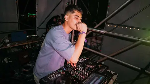 La explanada del Palacio de Exposiciones se desbordó en una maratoniana jornada de música urbana y electrónica que convirtió la ciudad en el epicentro del ocio juvenil. La locura continúa este sábado con estrellas como Justin Quiles, Kidd Keo y Chimbala. Imágenes de Monoloco Fest.