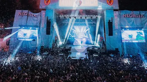 La explanada del Palacio de Exposiciones se desbordó en una maratoniana jornada de música urbana y electrónica que convirtió la ciudad en el epicentro del ocio juvenil. La locura continúa este sábado con estrellas como Justin Quiles, Kidd Keo y Chimbala. Imágenes de Monoloco Fest.