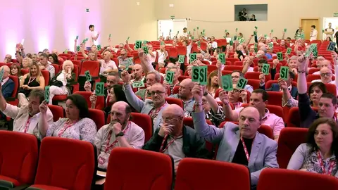 El secretario general de Unión del Pueblo Leonés, Luis Mariano Santos, y la secretaria general entrante, Alicia Gallego, asisten a la celebración del XIII Congreso General Ordinario de UPL. Foto: Peio García.