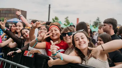 Locura juvenil: León bailó hasta el amanecer al ritmo del reguetón y el talento local. Más de 28.000 personas disfrutaron durante dos días de un maratón musical encabezado por Justin Quiles, Kidd Keo y Chimbala.3)