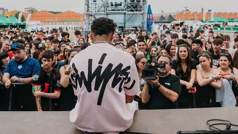 Locura juvenil: León bailó hasta el amanecer al ritmo del reguetón y el talento local. Más de 28.000 personas disfrutaron durante dos días de un maratón musical encabezado por Justin Quiles, Kidd Keo y Chimbala.