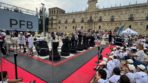 Éxito rotundo del torneo infantil 'Pequeños Gigantes' en la plaza de San Marcos de León. Fotos: Ayuntamiento de León.