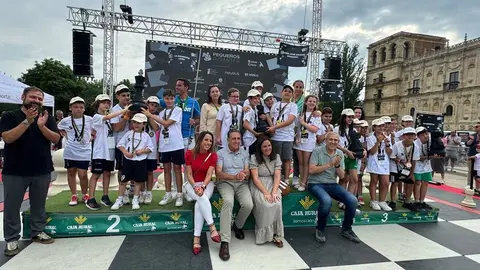 Éxito rotundo del torneo infantil 'Pequeños Gigantes' en la plaza de San Marcos de León. Fotos: Ayuntamiento de León.