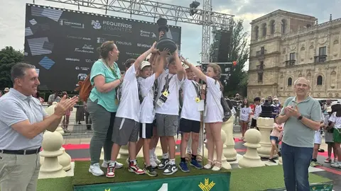 Éxito rotundo del torneo infantil 'Pequeños Gigantes' en la plaza de San Marcos de León. Fotos: Ayuntamiento de León.
