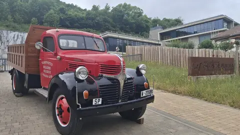 Una treintena de camiones clásicos y restaurados, algunos con más de 70 años, hacen parada en la Montaña Leonesa como parte de una ruta que recorre Galicia, Asturias y León. Foto: Ignacio Pascual.