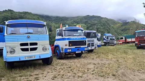 Una treintena de camiones clásicos y restaurados, algunos con más de 70 años, hacen parada en la Montaña Leonesa como parte de una ruta que recorre Galicia, Asturias y León. Foto: Ignacio Pascual.