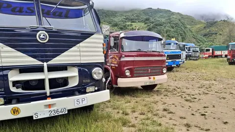 Una treintena de camiones clásicos y restaurados, algunos con más de 70 años, hacen parada en la Montaña Leonesa como parte de una ruta que recorre Galicia, Asturias y León. Foto: Ignacio Pascual.