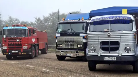 Una treintena de camiones clásicos y restaurados, algunos con más de 70 años, hacen parada en la Montaña Leonesa como parte de una ruta que recorre Galicia, Asturias y León. Foto: Ignacio Pascual.