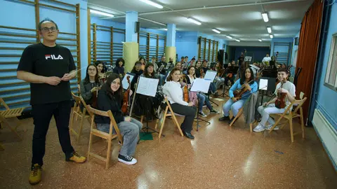 Ensayo de la Orquesta Sinfónica de Ponferrada dirigida por Manuel Alejandre. Foto: César Sánchez.