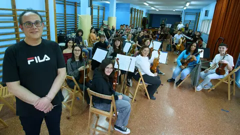 Ensayo de la Orquesta Sinfónica de Ponferrada dirigida por Manuel Alejandre. Foto: César Sánchez.