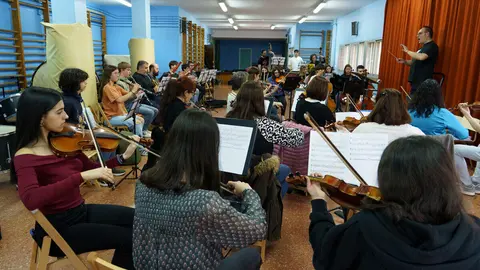 Ensayo de la Orquesta Sinfónica de Ponferrada dirigida por Manuel Alejandre. Foto: César Sánchez.