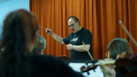 Ensayo de la Orquesta Sinfónica de Ponferrada dirigida por Manuel Alejandre. Foto: César Sánchez.