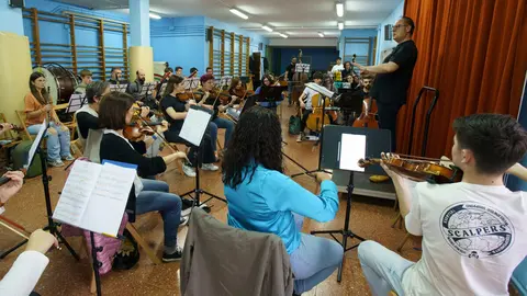 Ensayo de la Orquesta Sinfónica de Ponferrada dirigida por Manuel Alejandre. Foto: César Sánchez.