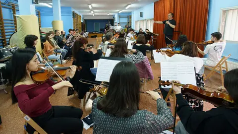 Ensayo de la Orquesta Sinfónica de Ponferrada dirigida por Manuel Alejandre. Foto: César Sánchez.