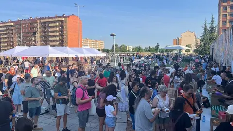 Tradición y diversión se dan cita en La Lastra con la degustación de bollos preñaos.