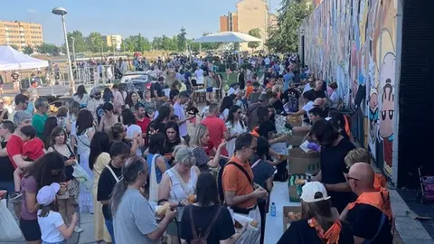 Tradición y diversión se dan cita en La Lastra con la degustación de bollos preñaos.