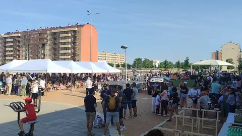 Tradición y diversión se dan cita en La Lastra con la degustación de bollos preñaos.