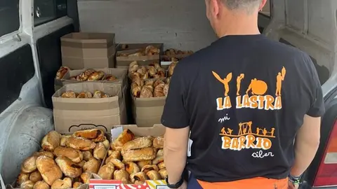 Tradición y diversión se dan cita en La Lastra con la degustación de bollos preñaos.