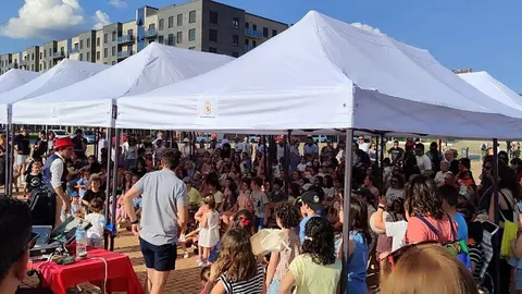 Tradición y diversión se dan cita en La Lastra con la degustación de bollos preñaos.