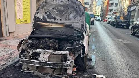 Un incendio en un turismo estacionado en la calle Bernardo del Carpio de León, a la altura del número 15, ha alertado de madrugada a los vecinos de esta zona de la ciudad. Foto: Silvia García