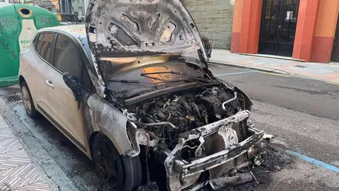 Un incendio en un turismo estacionado en la calle Bernardo del Carpio de León, a la altura del número 15, ha alertado de madrugada a los vecinos de esta zona de la ciudad. Foto: Silvia García