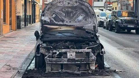 Un incendio en un turismo estacionado en la calle Bernardo del Carpio de León, a la altura del número 15, ha alertado de madrugada a los vecinos de esta zona de la ciudad. Foto: Silvia García
