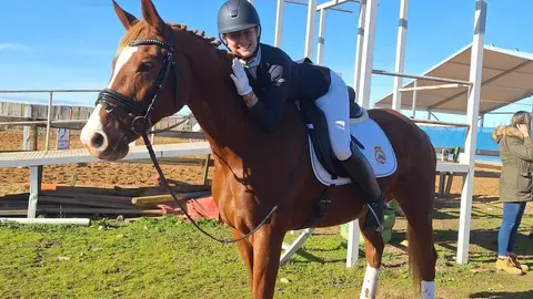 Raquel Fernández posando junto a su caballo Diamant Venhof.