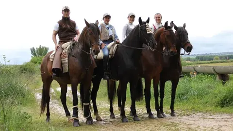 Raquel Fernández disfrutando de un paseo a caballo junto a sus compañeras.