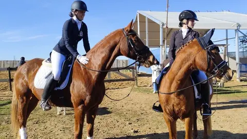 Raquel Fernández junto a su caballo Diamant Venhof.