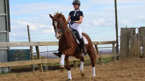 Raquel Fernández junto a su caballo Diamant Venhof.