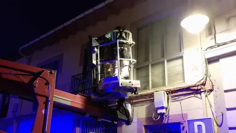 Los Bomberos del Servicio de Prevención, Extinción de Incendios y Salvamento (Sepeis) de la Diputación de León, adscritos al Parque de Celada de la Vega, intervinieron en Astorga para rescatar a una lechuza que permanecía inmovilizada en la fachada de un edificio. Foto: Sepeis