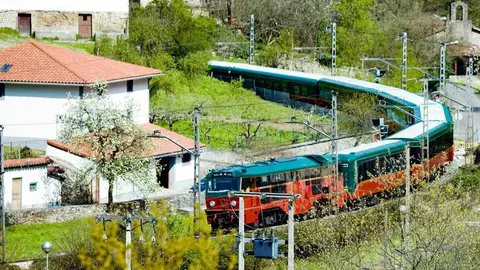 Renfe reactiva el emblemático tren turístico con dos rutas exclusivas: de Bilbao a León y por el Camino Inglés hacia Santiago. Un recorrido de lujo que combina naturaleza, patrimonio, gastronomía y caminatas guiadas.