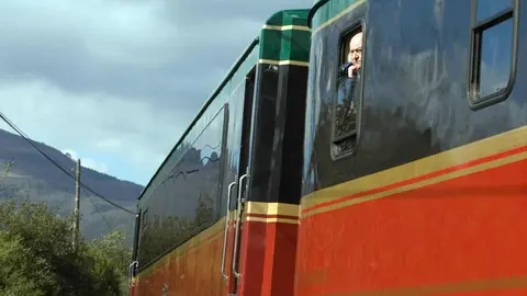 Renfe reactiva el emblemático tren turístico con dos rutas exclusivas: de Bilbao a León y por el Camino Inglés hacia Santiago. Un recorrido de lujo que combina naturaleza, patrimonio, gastronomía y caminatas guiadas.