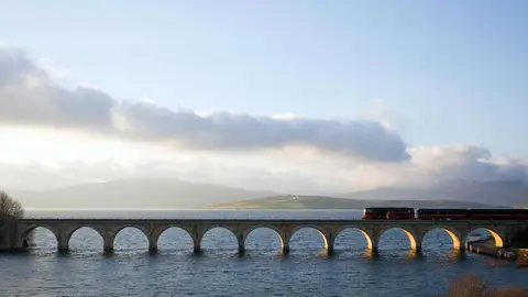 Renfe reactiva el emblemático tren turístico con dos rutas exclusivas: de Bilbao a León y por el Camino Inglés hacia Santiago. Un recorrido de lujo que combina naturaleza, patrimonio, gastronomía y caminatas guiadas.