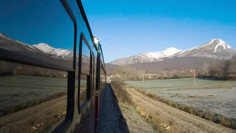 Renfe reactiva el emblemático tren turístico con dos rutas exclusivas: de Bilbao a León y por el Camino Inglés hacia Santiago. Un recorrido de lujo que combina naturaleza, patrimonio, gastronomía y caminatas guiadas.