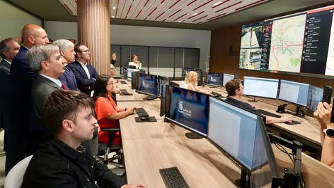 El consejero de Movilidad y Transformación Digital, José Luis Sanz Merino, visita las instalaciones del Centro de Control de Transportes de Castilla y León. Foto: Campillo.